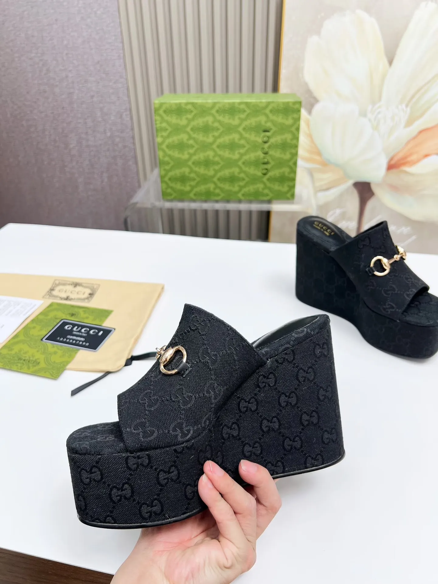 👟👟Ex-factory price 440👟👟 Gucci's new slippers, fashionable, high-end and full of personality✅ Very stable, comfortable and durable for daily use, convenient and unique for daily matching, a must-have classic for summer, the upper uses GUCCI brand buckles Inner/foot pads: sheepskin Platform height: 11cm Color: black, brown Size: 35-42 (41, 42 need to be customized) Packing: Comes with cloth bag cards.